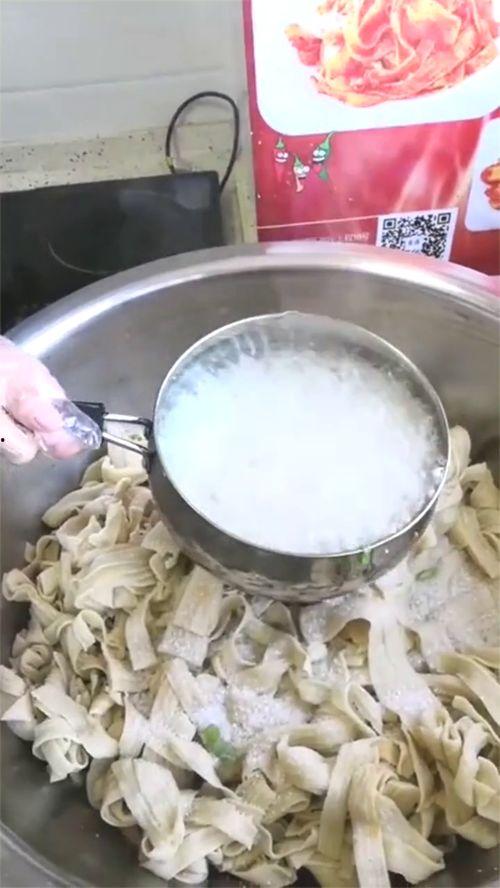 甜水面小哥哥吃瓜视频,一场美食与娱乐的盛宴  第2张
