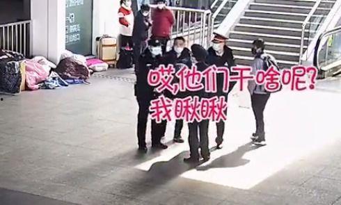 吃瓜男子被民警抓视频,民警现场执法引网友热议  第3张